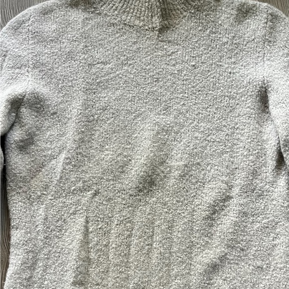 Gucci grey turtleneck 80% cashmere/ 20% nylon, see pics. Super warm and cozy! - Picture 6 of 8